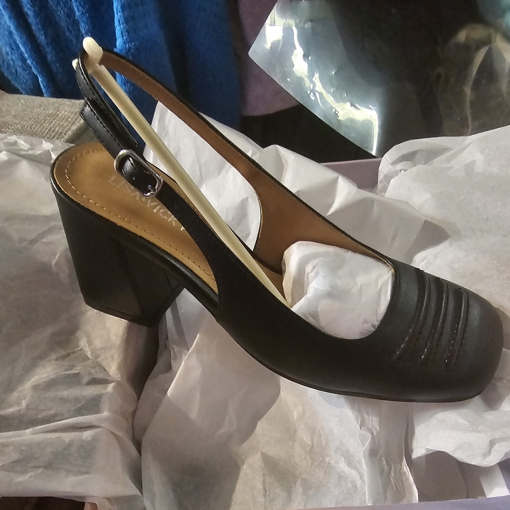 NIB LISA VICKY GRAND-V BLACK SUSTAINABLE PU SLINGBACK HEEL